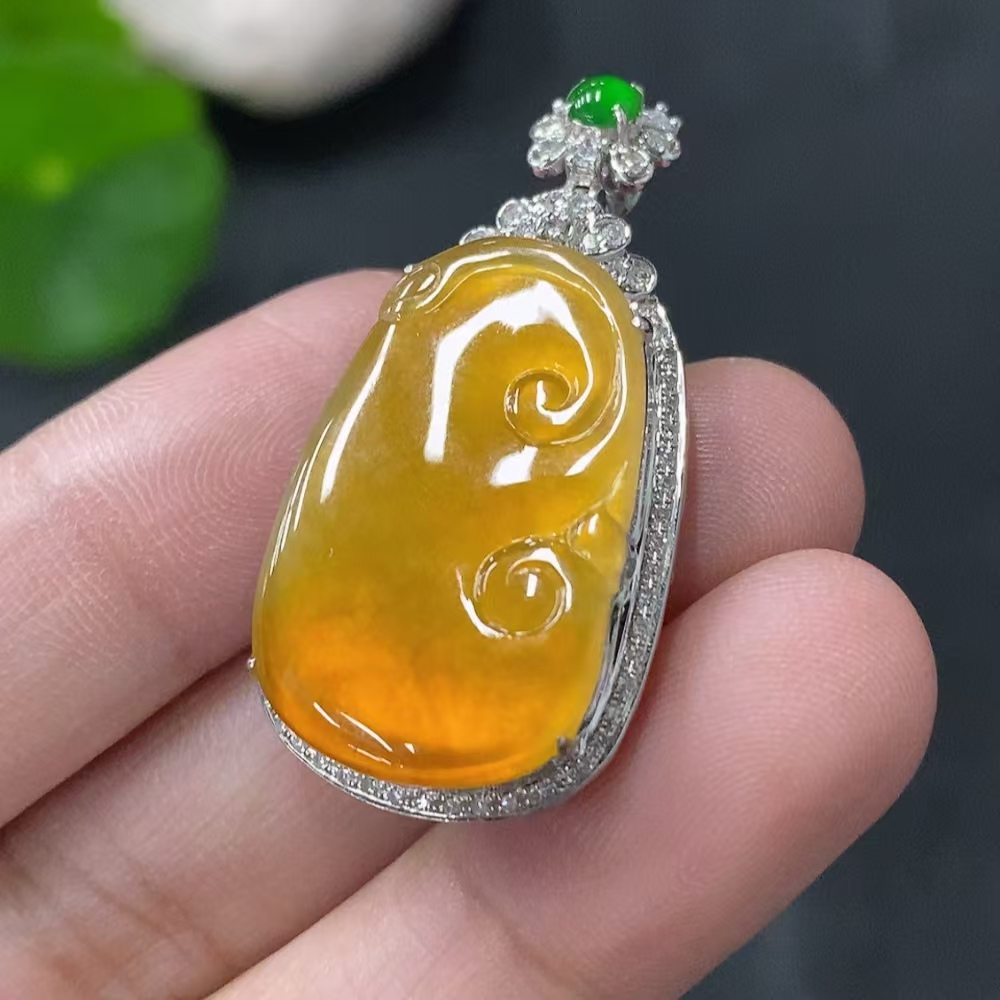 黄褐色翡翠如意挂件