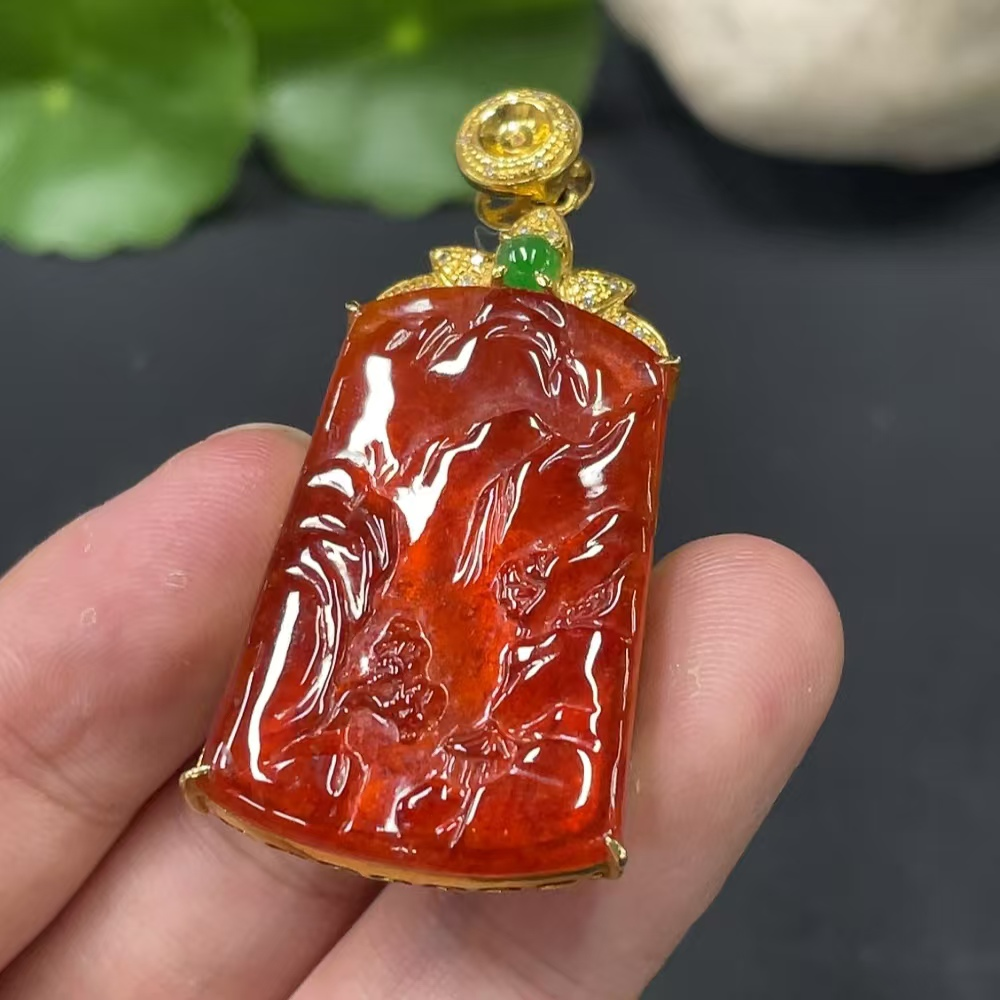 红色翡翠雕刻挂件